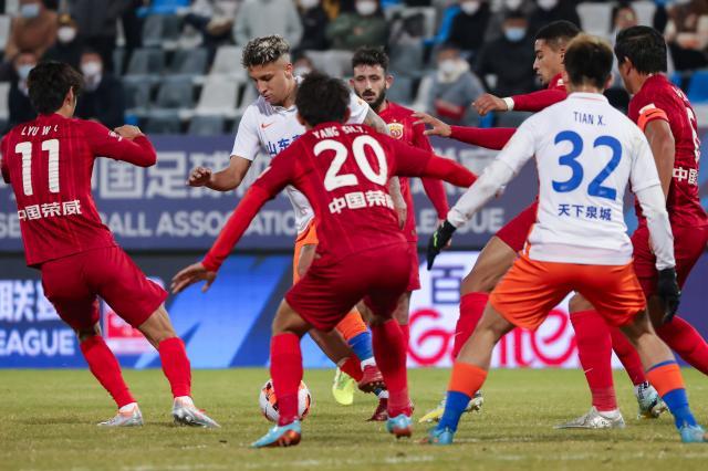 开云体育app-争冠双雄成难兄难弟 还有多少个机会够泰山挥霍？